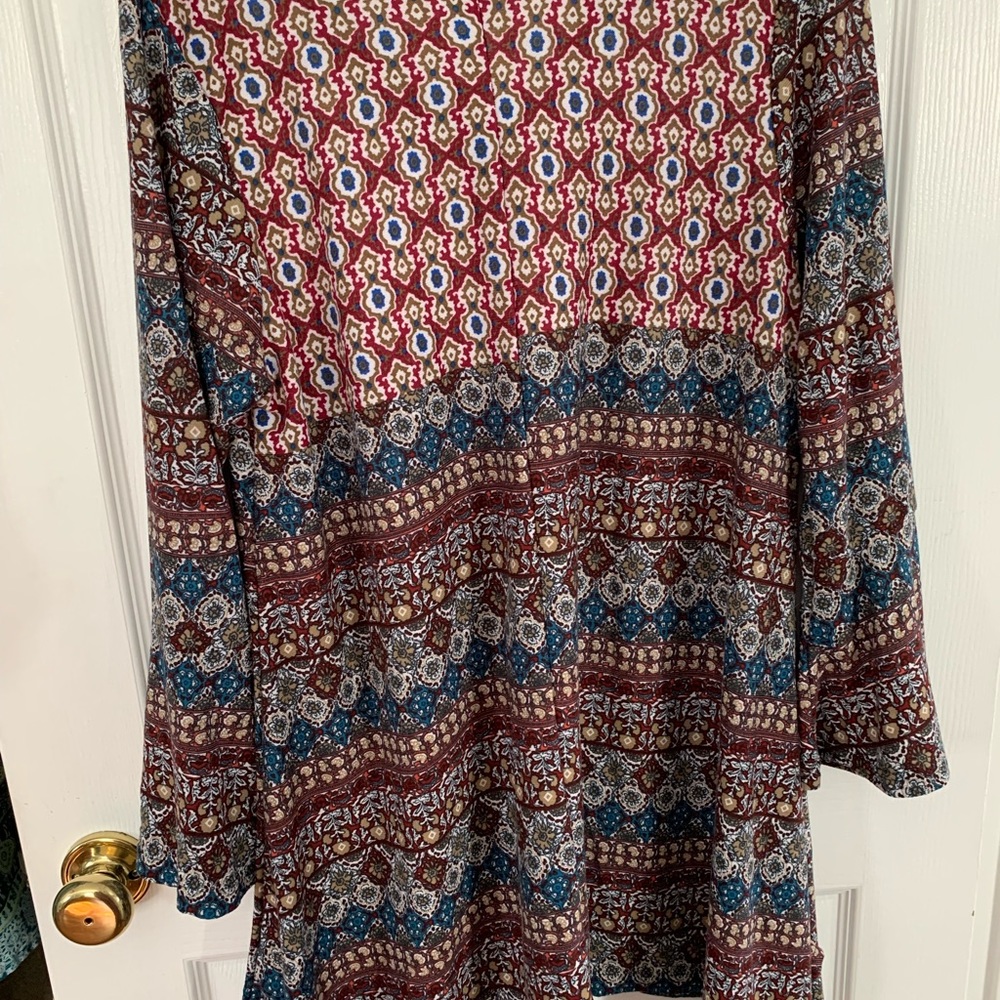 2/$25.   Winwin tunic top with flare sleeves.  Perfect with leggings and boots - Picture 2 of 7